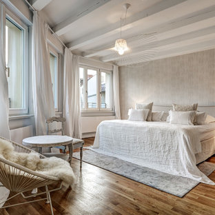 Großes Maritimes Hauptschlafzimmer ohne Kamin mit beiger Wandfarbe, braunem Holzboden und braunem Boden in Berlin