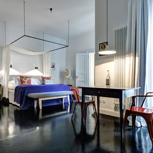 Geräumiges Stilmix Schlafzimmer ohne Kamin, im Loft-Style mit weißer Wandfarbe, Betonboden und schwarzem Boden in Berlin
