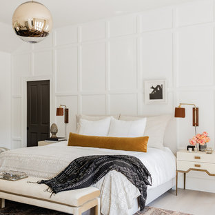 Maritimes Hauptschlafzimmer mit weißer Wandfarbe, hellem Holzboden und beigem Boden