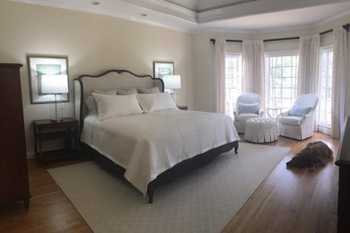Foto de dormitorio principal clásico de tamaño medio con paredes blancas y suelo de madera clara