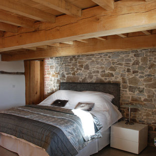 Diseño de habitación de invitados rural, extra grande, sin chimenea, con paredes grises y suelo de cemento