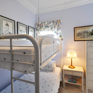 Diseño de habitación de invitados bohemia, pequeña, con paredes azules y suelo de travertino