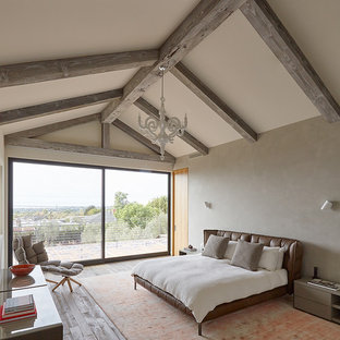 Imagen de dormitorio principal, actual, con paredes beige, suelo de madera en tonos medios y suelo marrón