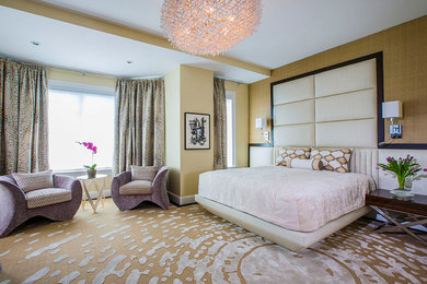 ワシントンD.C.にある広いトランジショナルスタイルのおしゃれな主寝室 (カーペット敷き、暖炉なし、マルチカラーの床、ベージュの壁) のレイアウト