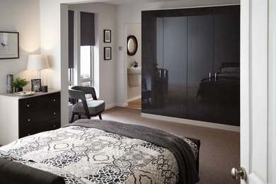 他の地域にある中くらいなコンテンポラリースタイルのおしゃれな主寝室 (白い壁、カーペット敷き、ベージュの床) のレイアウト