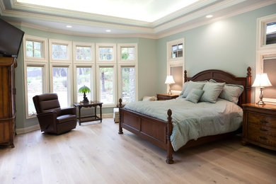 サクラメントにある中くらいなトランジショナルスタイルのおしゃれな主寝室 (グレーの壁、無垢フローリング、暖炉なし、茶色い床) のインテリア