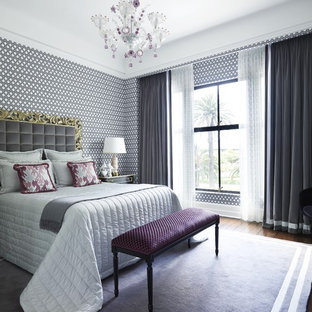 Modelo de dormitorio contemporáneo, grande, con paredes multicolor y suelo de madera oscura
