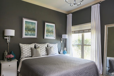 ニューオリンズにある広いトランジショナルスタイルのおしゃれな客用寝室 (グレーの壁、カーペット敷き、暖炉なし、グレーとクリーム色) のレイアウト