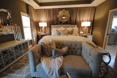 アトランタにあるトランジショナルスタイルのおしゃれな主寝室 (グレーの壁、グレーとクリーム色) のインテリア