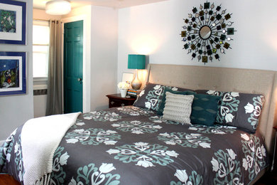 На фото: хозяйская спальня среднего размера в стиле неоклассика (современная классика) с серыми стенами и светлым паркетным полом без камина с