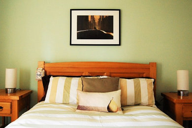ハンプシャーにある中くらいなトラディショナルスタイルのおしゃれな客用寝室 (緑の壁、カーペット敷き、ベージュの床)