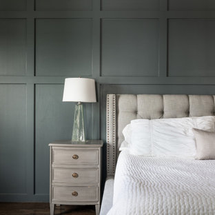 Großes Klassisches Hauptschlafzimmer mit blauer Wandfarbe, dunklem Holzboden, braunem Boden und vertäfelten Wänden in Nashville