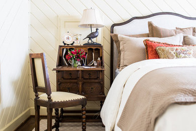 ナッシュビルにある小さなカントリー風のおしゃれな客用寝室 (白い壁、濃色無垢フローリング、暖炉なし)