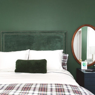 Foto de habitación de invitados contemporánea, pequeña, con paredes verdes, suelo laminado y suelo marrón