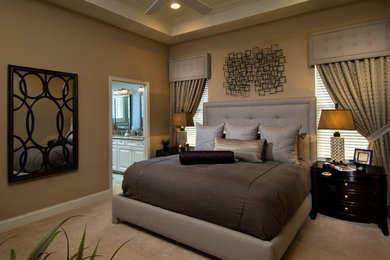 Idéer för ett mellanstort klassiskt sovrum, med bruna väggar, heltäckningsmatta och beiget golv
