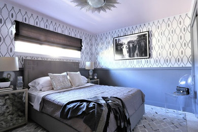 Ejemplo de dormitorio principal retro pequeño sin chimenea con paredes grises, moqueta y suelo beige