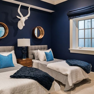 Diseño de habitación de invitados moderna, grande, con paredes azules, moqueta y suelo azul