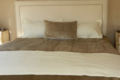 Modelo de dormitorio principal clásico renovado de tamaño medio con paredes beige, moqueta y suelo beige