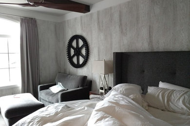 Idée de décoration pour une chambre minimaliste de taille moyenne avec un mur gris et un sol gris.