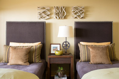 Idée de décoration pour une chambre d'amis tradition avec un mur beige.