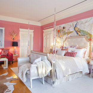 Aménagement d'une chambre victorienne avec un mur rose.
