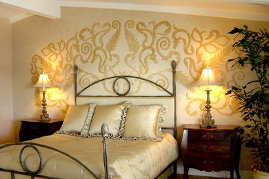 他の地域にあるトラディショナルスタイルのおしゃれな寝室 (ベージュの壁) のレイアウト