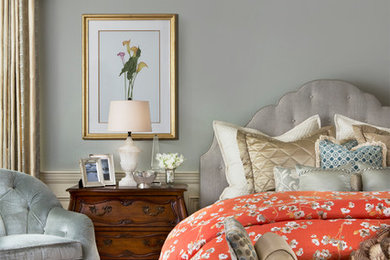 На фото: большая хозяйская спальня в классическом стиле с ковровым покрытием и синими стенами с