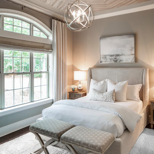 Modelo de dormitorio clásico renovado, de tamaño medio, con paredes beige, suelo de madera oscura y suelo marrón