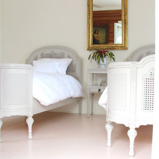Diseño de dormitorio principal, clásico, de tamaño medio, sin chimenea, con paredes beige, suelo de madera pintada y suelo rosa