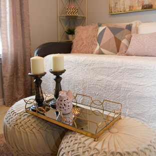 Diseño de habitación de invitados clásica renovada, pequeña, con paredes grises, moqueta y suelo rosa