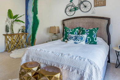 На фото: гостевая спальня среднего размера, (комната для гостей) в стиле шебби-шик с белыми стенами с