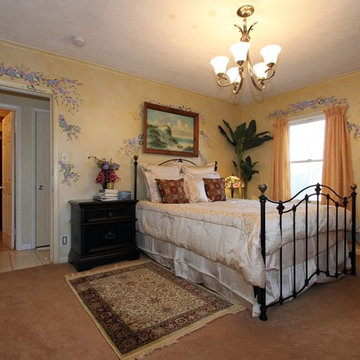 Guest bedroom in Oakhurst