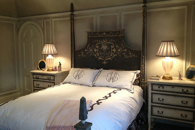 Imagen de habitación de invitados tradicional de tamaño medio sin chimenea con paredes beige y moqueta