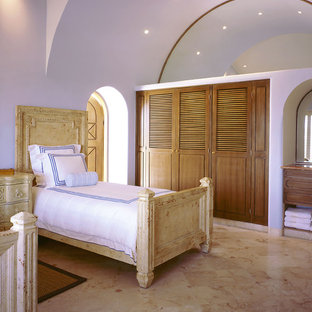 Exemple d'une chambre méditerranéenne avec un mur violet et un sol en marbre.