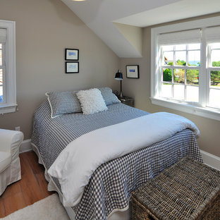 Ejemplo de dormitorio campestre con paredes beige