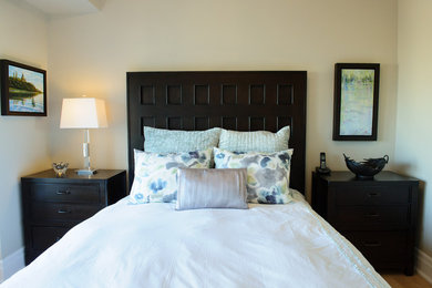 Foto de habitación de invitados clásica renovada de tamaño medio sin chimenea con paredes beige, suelo de madera clara y suelo beige