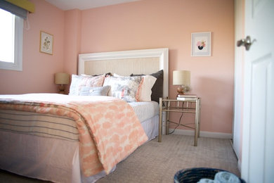 Ejemplo de habitación de invitados actual pequeña sin chimenea con paredes rosas y moqueta