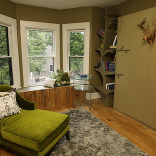 Foto de habitación de invitados minimalista, pequeña, sin chimenea, con paredes verdes y suelo de madera clara