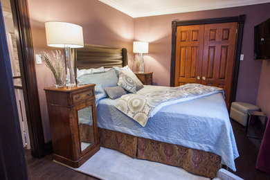 Стильный дизайн: маленькая гостевая спальня (комната для гостей) в стиле неоклассика (современная классика) с фиолетовыми стенами и паркетным полом среднего тона для на участке и в саду - последний тренд