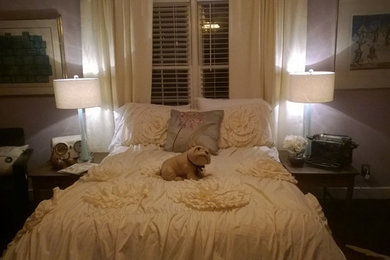 アトランタにある中くらいなトランジショナルスタイルのおしゃれな客用寝室 (紫の壁、暖炉なし) のインテリア