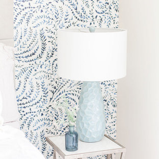 Modelo de habitación de invitados pequeña con paredes multicolor, moqueta y suelo beige
