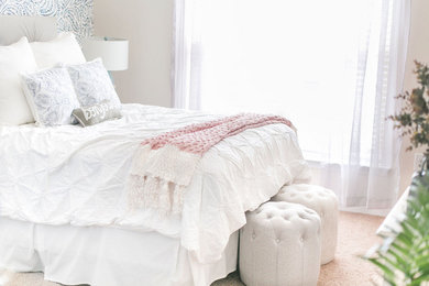 ローリーにある小さなおしゃれな客用寝室 (マルチカラーの壁、カーペット敷き、ベージュの床) のインテリア