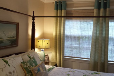 他の地域にある中くらいなトランジショナルスタイルのおしゃれな客用寝室 (ベージュの壁、無垢フローリング、茶色い床) のインテリア