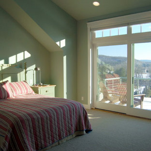Idée de décoration pour une grand chambre tradition avec un mur vert et aucune cheminée.