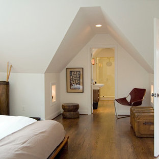 Modelo de dormitorio contemporáneo, pequeño, con paredes blancas