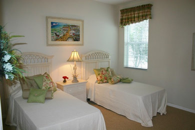マイアミにある中くらいなトロピカルスタイルのおしゃれな客用寝室 (白い壁、カーペット敷き、暖炉なし、ベージュの床) のレイアウト