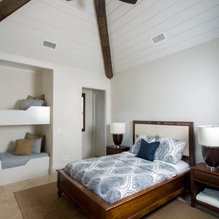 Imagen de habitación de invitados clásica renovada, grande, con paredes grises, suelo de travertino y suelo beige