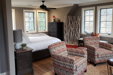 Modelo de habitación de invitados minimalista de tamaño medio con paredes grises y suelo de madera clara