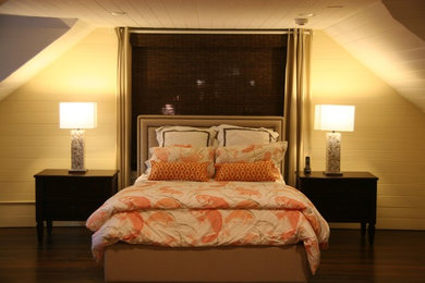 Diseño de habitación de invitados tradicional renovada grande sin chimenea con paredes blancas y suelo de madera oscura