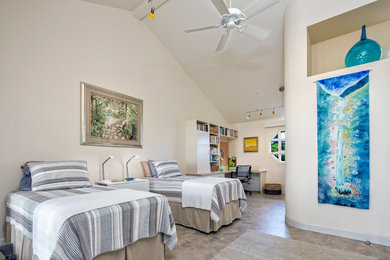 ハワイにある中くらいなトランジショナルスタイルのおしゃれな客用寝室 (ベージュの壁、クッションフロア、暖炉なし、マルチカラーの床) のレイアウト